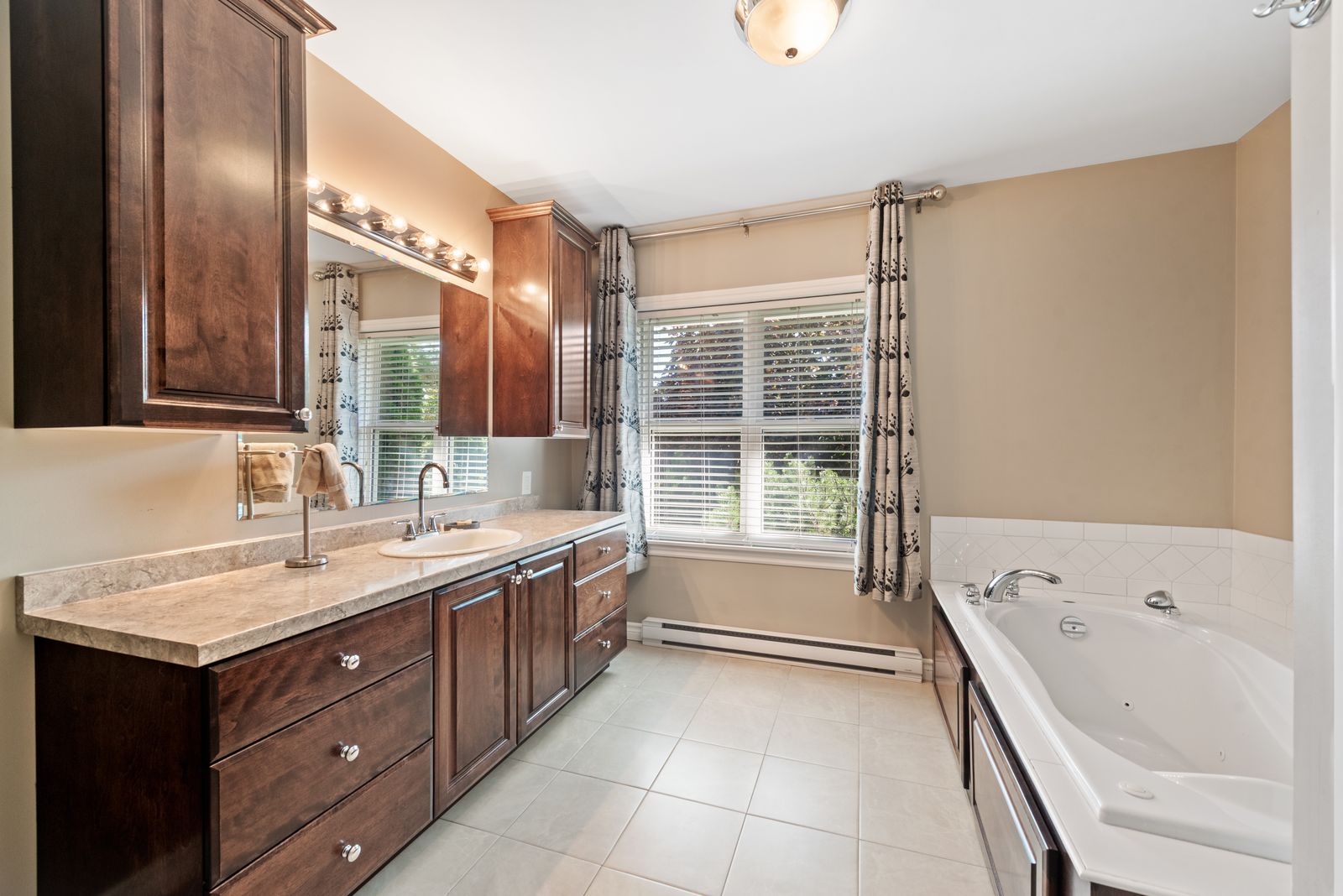4-piece bath, whirlpool tub